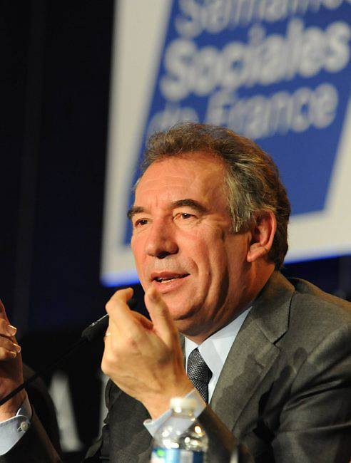 François Bayrou veut réapprendre à la France comment produire.  François Bayrou veut réapprendre à la France comment produire.