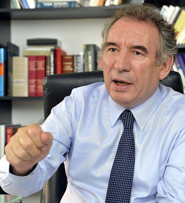 François Bayou devant sa bibliothèque François Bayou devant sa bibliothèque