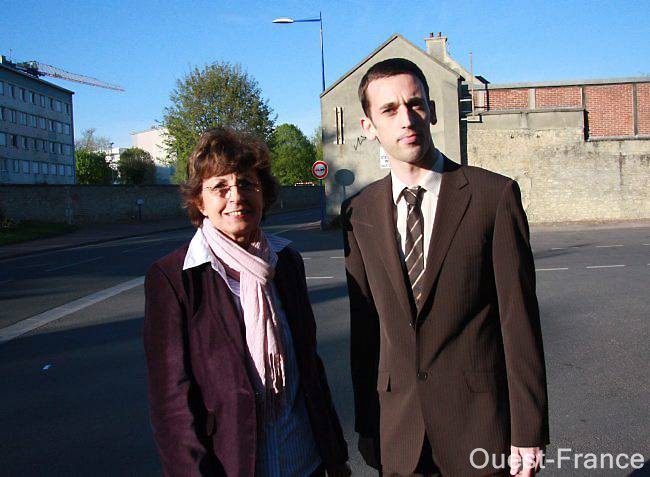 Jérôme Hommais et Claude Rémuson devant le site prévu pour la future médiathèque, près de la halle Bérégovoy. Selon eux, « ce n'est vraiment pas l'endroit idéal, à l'écart du centre-ville ». Jérôme Hommais et Claude Rémuson devant le site prévu pour la future médiathèque, près de la halle Bérégovoy. Selon eux, « ce n'est vraiment pas l'endroit idéal, à l'écart du centre-ville ».