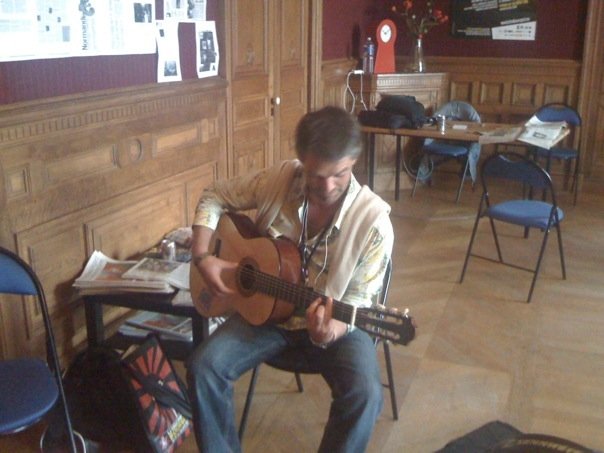 Rodolphe Thomas à beau regard avec la guitare de Jason mraz ...